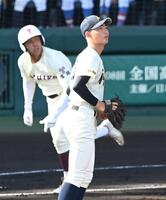 １回、東筑・平山護（奥）に先制ソロを浴びる神村学園・松永遥斗（撮影・高部洋祐）