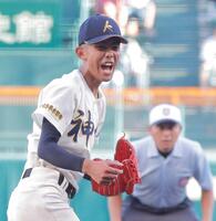 ５回、気迫のこもった投球をする神村学園・龍頭汰樹（撮影・西田忠信）