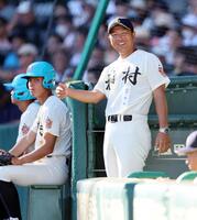 ベンチで笑顔の神村学園・小田監督