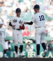 ５回、先発松永（右）に代わってマウンドに上がる神村学園・龍頭