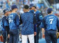 １回、ピンチでビド（中央）のまわりに集まるＤｅＮＡナイン（撮影・西岡正）