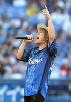 横浜スターナイトのテーマ曲を熱唱するきただにひろし（撮影・西岡正）