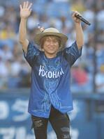 横浜スターナイトのテーマ曲を熱唱したきただにひろし（撮影・西岡正）