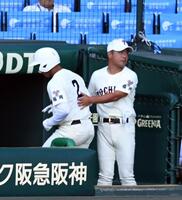 １回、先頭打者本塁打を放った平山（左）をベンチで迎える東筑・山下監督