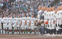 神村学園に敗れ、整列する東筑ナイン（撮影・西田忠信）