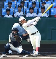 １回、先制ソロを放つ東筑・平山護＝甲子園（撮影・高部洋祐）