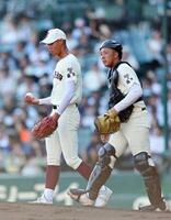３回、暴投で追加点を許し、捕手平山（右）と話す深町