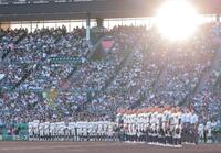 初戦を突破し校歌を歌う神村学園ナイン（撮影・西田忠信）