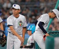 ８回を投げ終えた佐野日大・鈴木有（右）を迎える佐野日大・麦倉洋一監督（撮影・西田忠信）