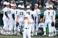 １回終了後、ナインを集める佐野日大・麦倉洋一監督（撮影・高部洋祐）