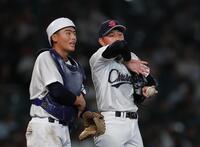 ５回、マウンドで筧（左）と話す聖隷クリストファー・高部