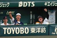 ６回、ベンチから声を出す聖隷クリストファー・高部陸（右）＝撮影・高部洋祐