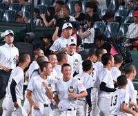 聖隷クリストファーに勝利し、アルプスへ駆け出す佐野日大・麦倉洋一監督（中央奥）らナイン（撮影・高部洋祐）