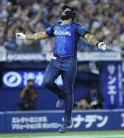 ８回、中越えソロを放ち、ジャンプして生還するエンカーナシオン（撮影・西岡正）