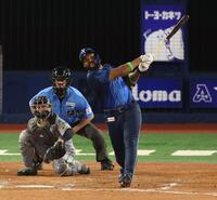 ８回、中越えソロを放つエンカーナシオン（撮影・金田祐二）