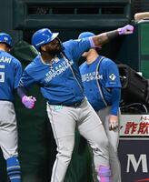 ６回、右越えに逆転２点本塁打を放ち、スタンドに向かってポーズをとるレイエス