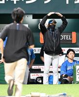 ８回、頭部へ死球を受けた野村の状態を確認する新庄監督