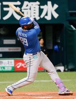 ６回、レイエスが右越えに２ランを放つ