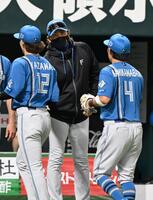 上川畑をタッチで迎える新庄監督