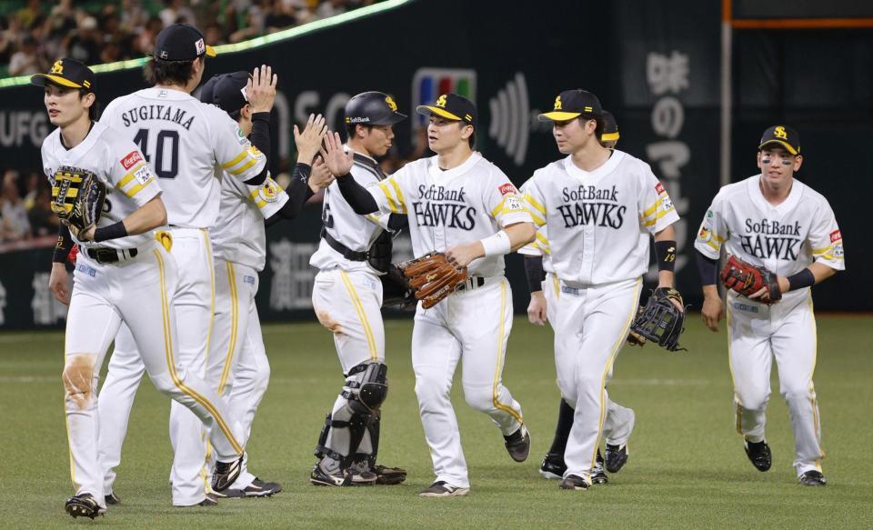 　日本ハムに勝利し、タッチするソフトバンクナイン。優勝へのマジックナンバー「３７」が点灯した