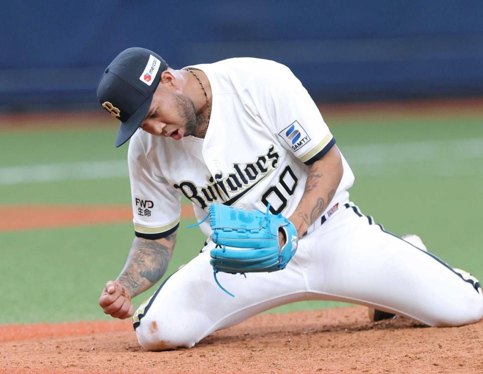 　７回、ピンチをしのぎ拳を握るエスピノーザ（撮影・立川洋一郎）