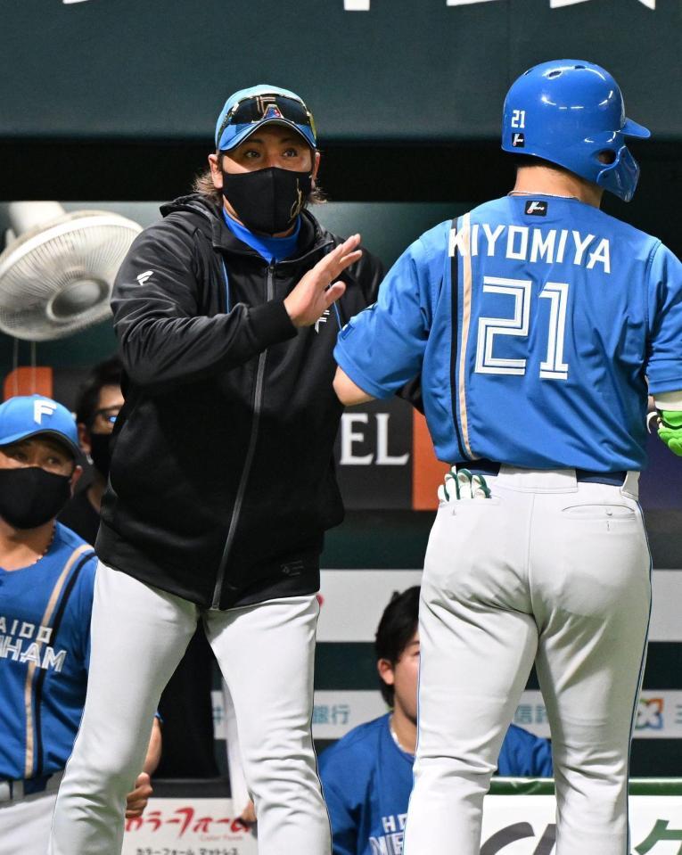６回、右前へ同点２点適時打の代打・清宮幸を出迎える新庄監督