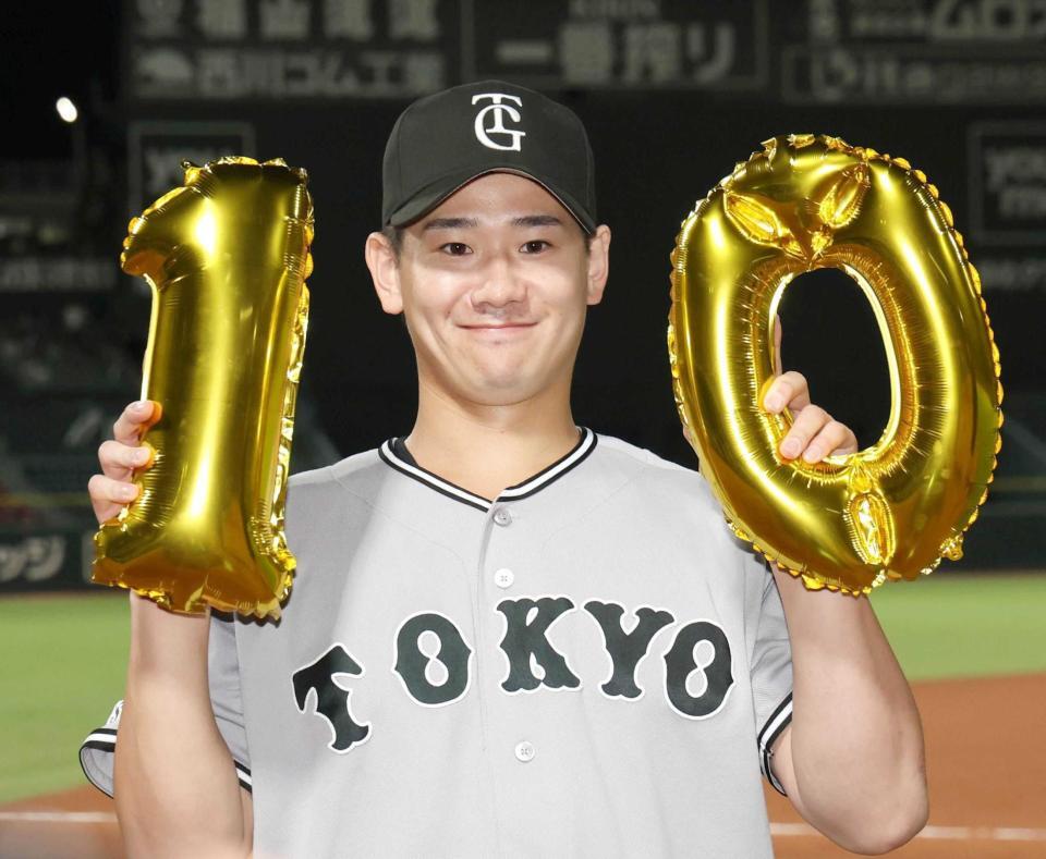 　１０勝目を挙げ、笑顔を見せる井上（撮影・北村雅宏）