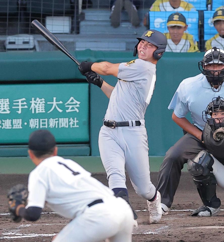 　４回、ソロを放つ仙台育英・田山（撮影・西田忠信）