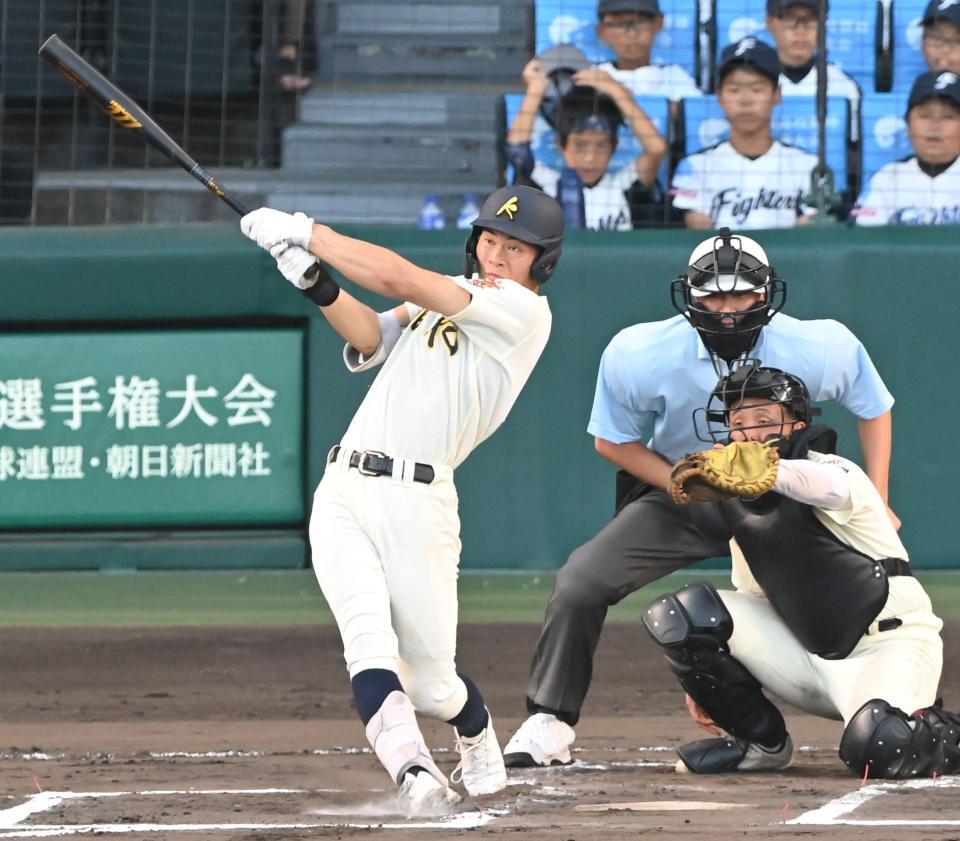 ６回、ソロを放つ神村学園・田中翔大（撮影・高部洋祐）