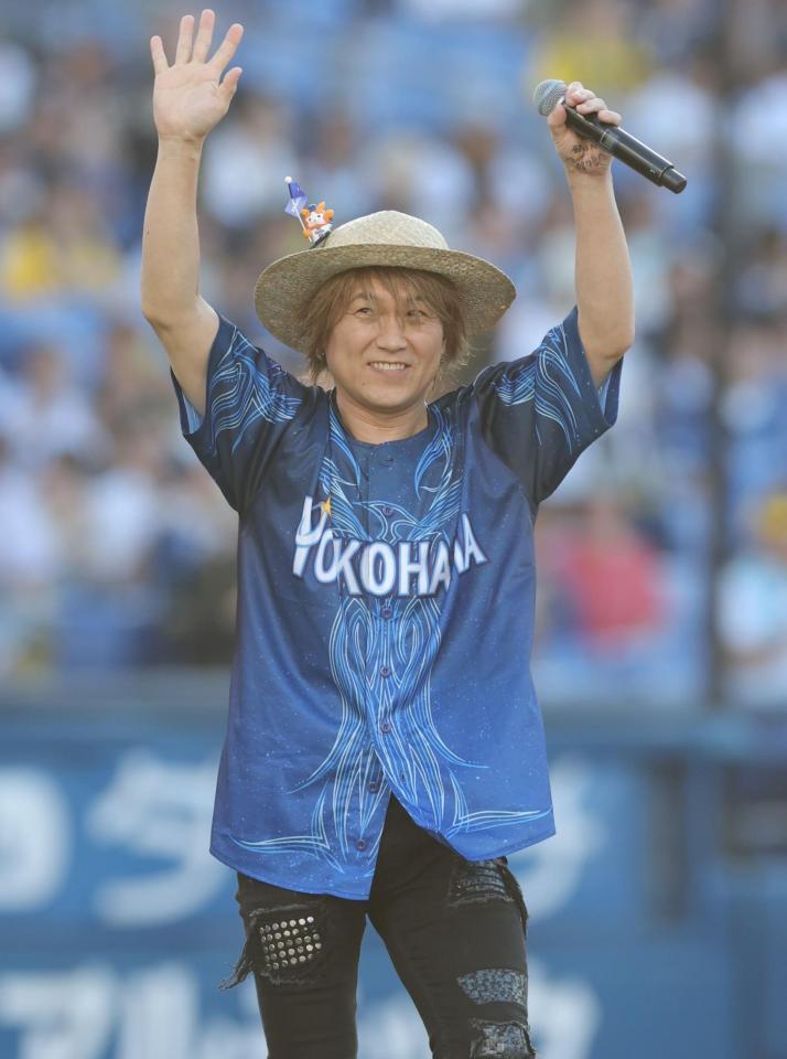 横浜スターナイトのテーマ曲を熱唱したきただにひろし（撮影・西岡正）