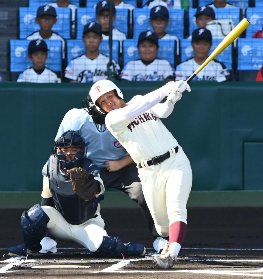 １回、先制ソロを放つ東筑・平山護＝甲子園（撮影・高部洋祐）