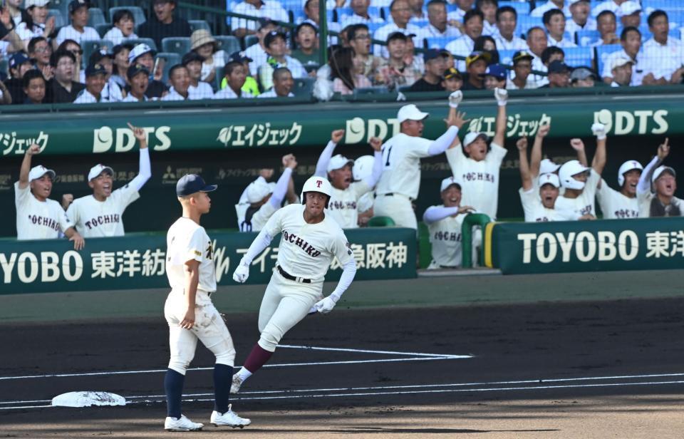 １回、先制ソロを放ち、一塁を回る東筑・平山護（撮影・高部洋祐）
