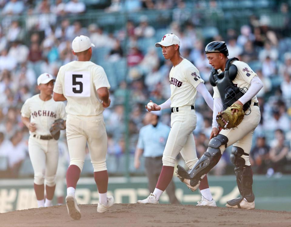 ３回、暴投で追加点を許した深町（右から２人目）のもとへ集まるナイン