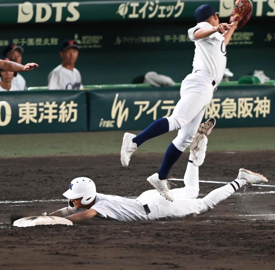 ７回、相手のエラーで出塁する佐野日大・小島颯人（撮影・高部洋祐）