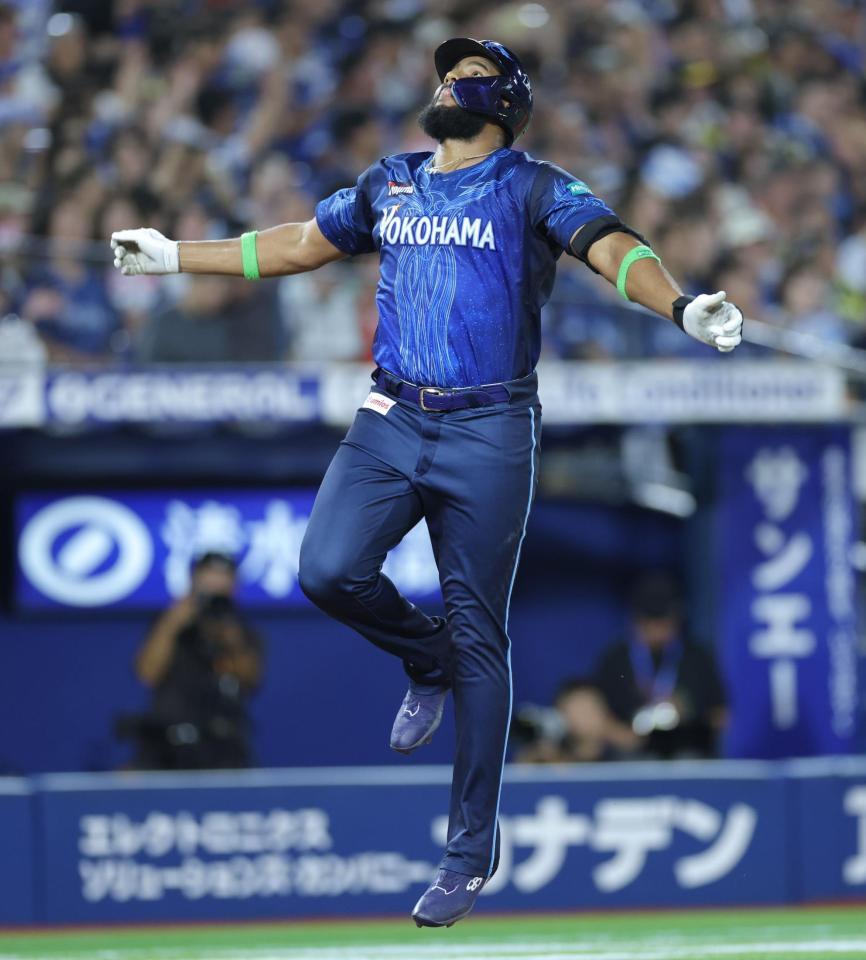 ８回、中越えソロを放ち、ジャンプして生還するエンカーナシオン（撮影・西岡正）