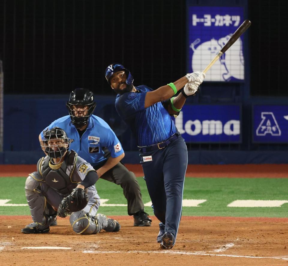 ８回、中越えソロを放つエンカーナシオン（撮影・金田祐二）
