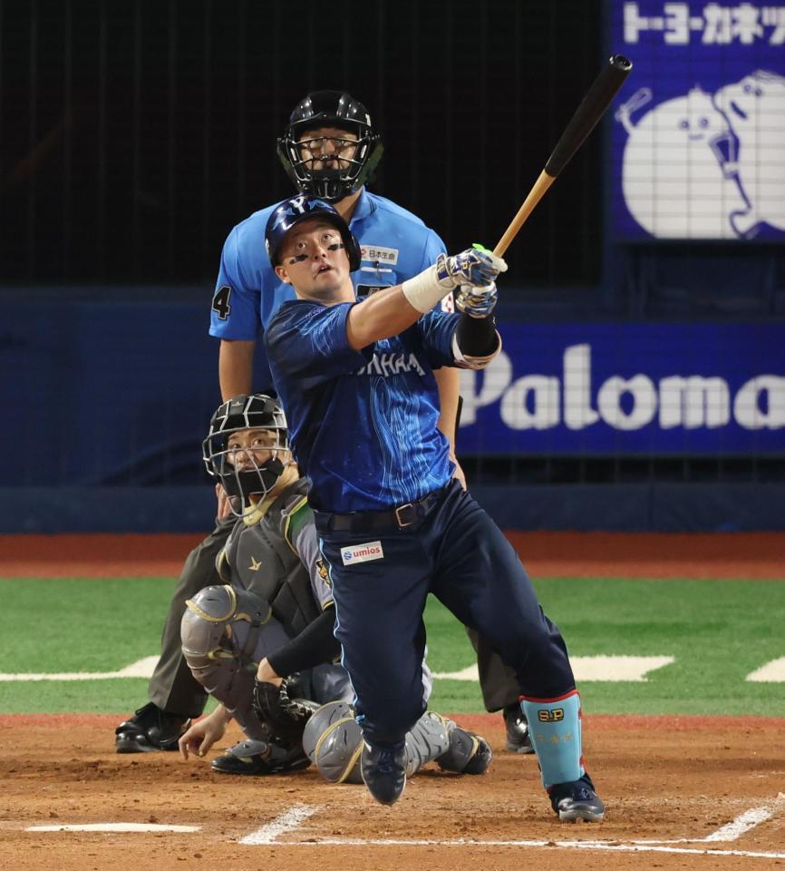 ６回、中越えソロを放つ牧（撮影・金田祐二）