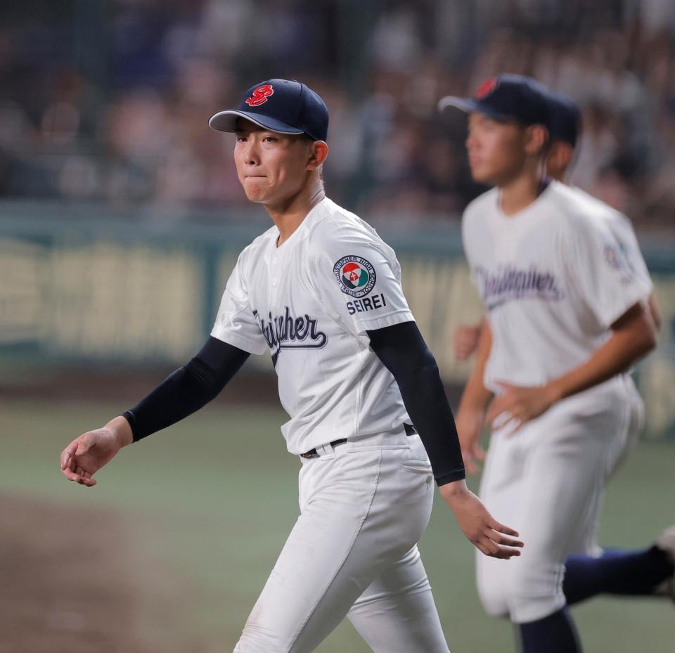佐野日大に敗れ、整列に向かう聖隷クリストファー・高部陸（撮影・西田忠信）