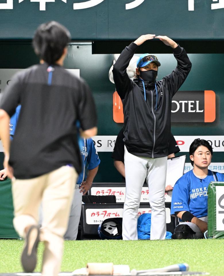 ８回、頭部へ死球を受けた野村の状態を確認する新庄監督