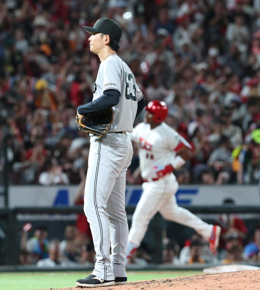 ５回、モンテロに勝ち越しとなる２ランを浴びた泉（撮影・北村雅宏）