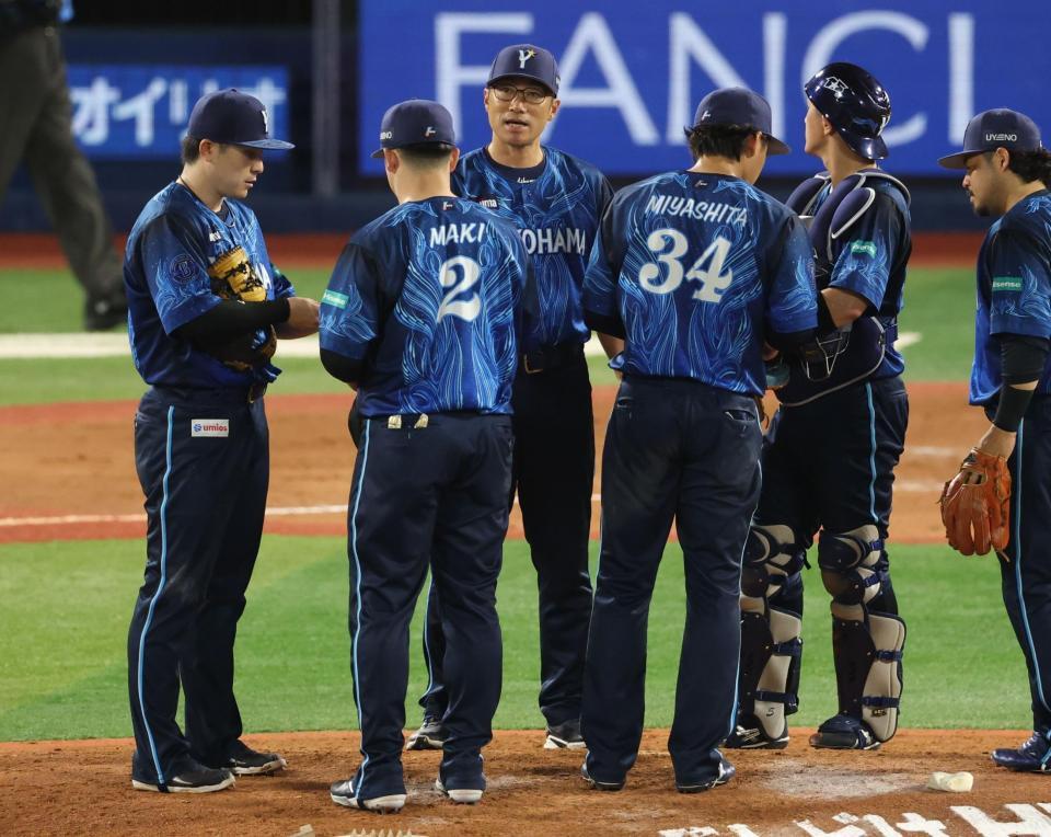 ７回、マウンドで話す相川監督（撮影・金田祐二）