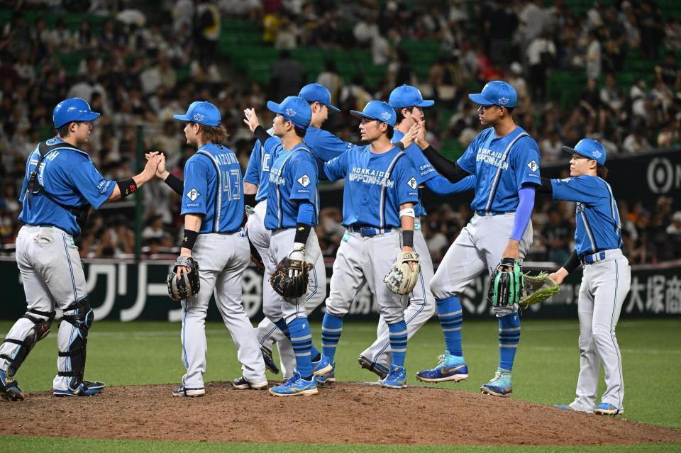 ソフトバンクに勝利、タッチを交わす日本ハムナイン
