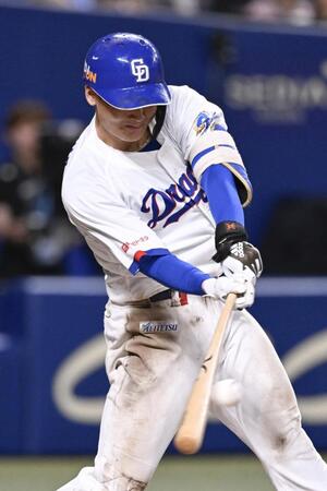 　８回中日１死満塁、石川昂が右越えに２点二塁打を放つ