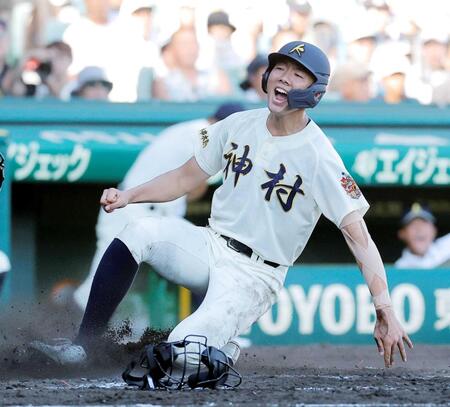 　３回、森友の左前打で生還する神村学園・梶山（撮影・西田忠信）