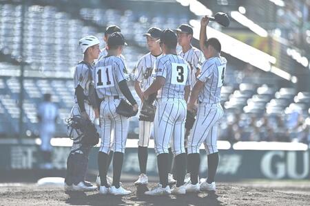 １回、ピンチを迎えマウンドに集まる鶴岡東ナイン（撮影・開出牧）