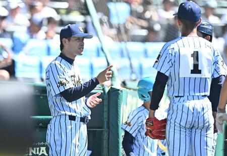 ２点リードの７回、ナインを激励する東海大甲府・仲沢監督（左）＝撮影・開出牧