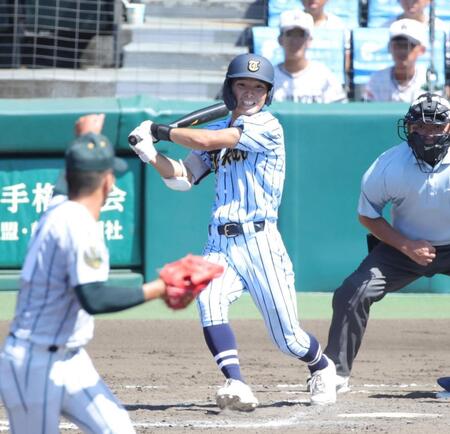 ７回、東海大甲府・田中は中前に適時打を放つ（撮影・坂部計介）