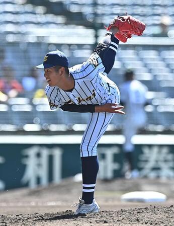 ６回から登板し力投する東海大甲府・村尾（撮影・開出牧）
