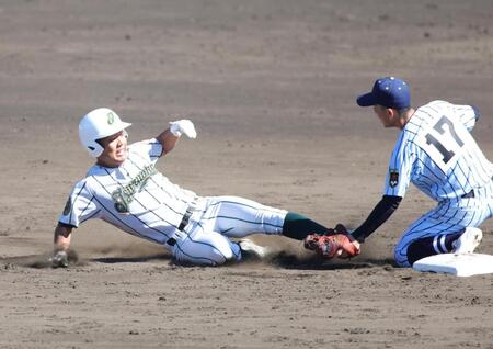 ４回、鶴岡東・高橋は右前に適時打を放ち、二塁を狙うもアウトとなる（撮影・坂部計介）