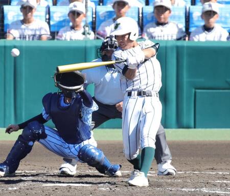 ４回、鶴岡東・高橋は右前に適時打を放つ（撮影・坂部計介）